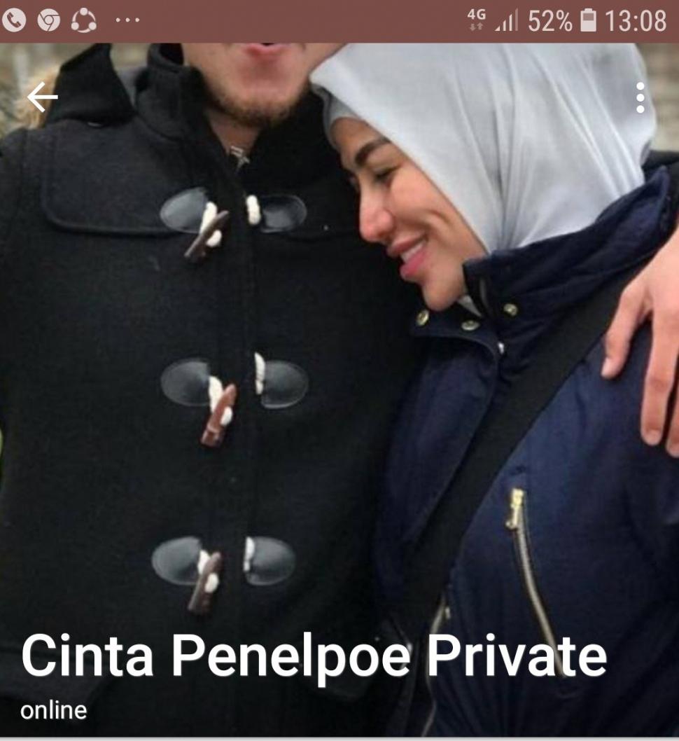 Cinta Penelope tampak dipeluk oleh seorang lelaki. (Instagram)