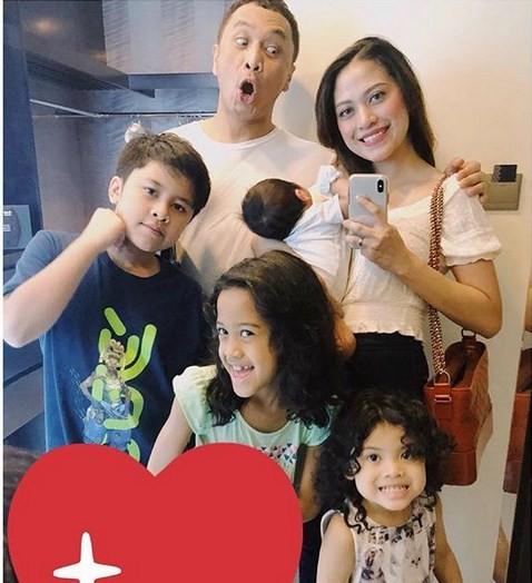 Giring Nidji bersama istri, Cynthia Riza dan empat anaknya. (Instagram)