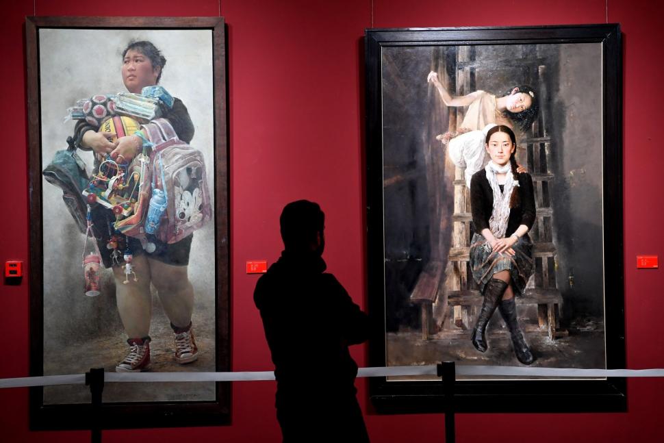 Pengunjung mengamati lukisan yang ada di Gu Yuan Museum of Art di Zhuhai, Guangdong, CIna, Sabtu (15/12). ANTARA FOTO/Widodo S Jusuf