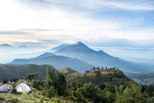Pemandangan indah puncak gunung Prau Dieng, Jawa Tengah, dan para pendaki yang berkemah. (Shutterstock)