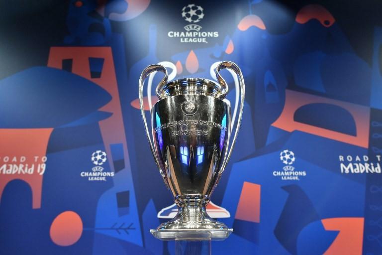 Trofi Liga Champions 2018/19 dipajang dalam pengundian babak 16 besar di Nyon, Swiss, Senin (17/12/2018) [AFP]