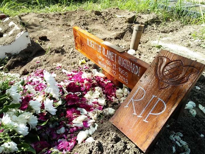 Salib nisan makam Albertus Slamet Sugiardi, warga Kelurahan Purbayan, Kotagede, Yogyakarta, terpaksa dipotong pada bagian atas sehingga menyerupai huruf T, sebagai syarat dimakamkan di kompleks TPU setempat. [Suara.com/Abdus Somad]