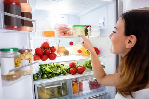 Menyimpan makanan dalam kulkas. (Shutterstock)