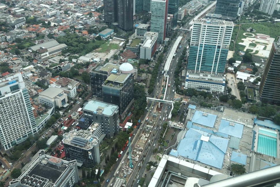 Suasana proyek pembangunan jalur kereta api ringan atau light rail transit (LRT) Jabodebek koridor Cawang–Kuningan–Dukuh Atas di Jalan Rasuna Said, Kuningan, Jakarta, Jumat (21/12). [Suara.com/Muhaimin A Untung]