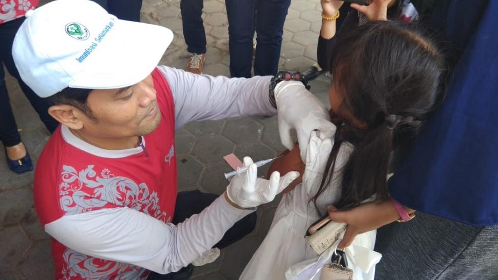 Dinas Kesehatan Banyuwangi bersama dengan UNICEF dan tim kesehatan FKM Unair Surabaya melakukan sweeping untuk imunisasi ORI difteri di pusat perbelanjaan dan pasar di Banyuwangi, Sabtu (22/12/2018)