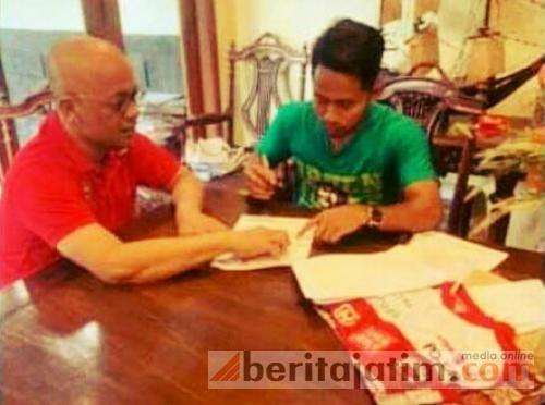 Andik Vermansyah (kanan) menandatangani kontrak bersama manajer Madura United, Haruna Sumitro. [beritajatim.com]