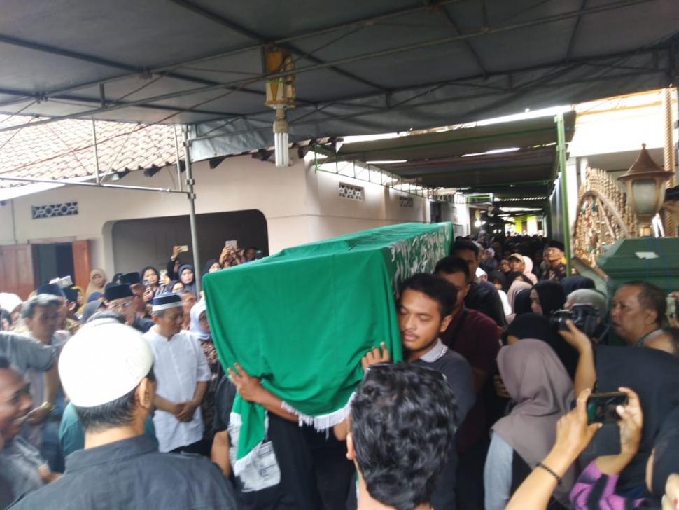 Suasana pemakaman Bani Seventeen. [Matamata.com/Bima]