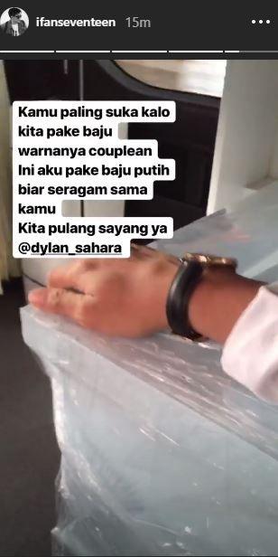 Ifan Seventeen mengantarkan jenazah istrinya menuju pemakaman. [instagram/ifanseventeen]