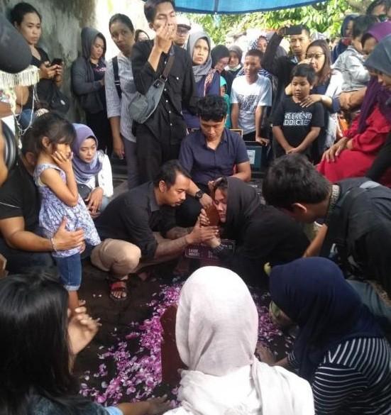 Istri Andi Seventeen meratapi makam sang suami. (Matamata.com/Uni Irmagani)