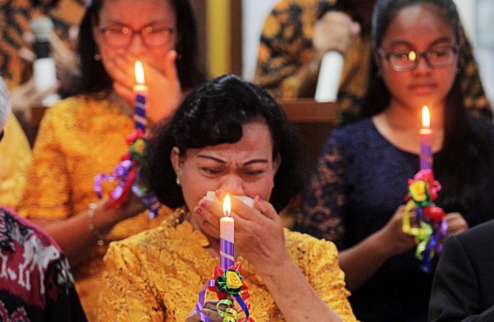 Isak Tangis Warnai Ibadah Natal di Gereja Korban Tsunami Selat Sunda Isak Tangis Warnai Ibadah Natal di Gereja Korban Tsunami Selat Sunda
