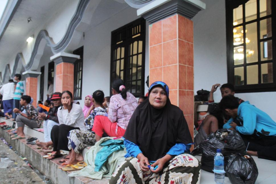 Khawatir Tsunami Susulan, Warga Anyer Mengungsi ke Dataran Tinggi Khawatir Tsunami Susulan, Warga Anyer Mengungsi ke Dataran Tinggi