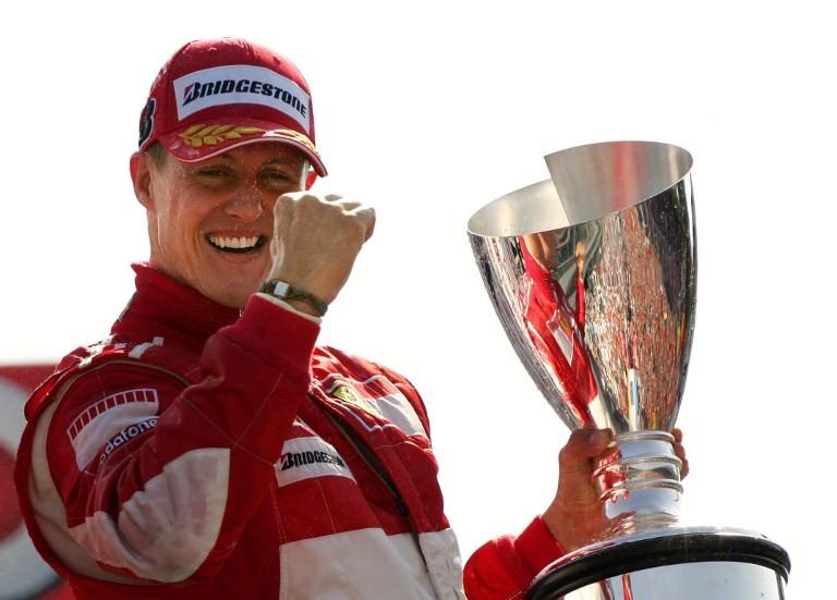 Pebalap legendaris Formula 1, Michael Schumacher, merayakan keberhasilannya memenangi balapan F1 GP Italia  saat memperkuat tim Ferrari di Sirkuit Monza, Italia, Minggu (10/9/2006). [AFP/Patrick Hertzog]