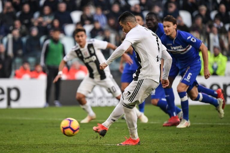 Pemain Juventus Cristiano Ronaldo mengeksekusi penalti ke gawang Sampdoria dalam pertandingan yang berlangsung di Allianz Stadium, Sabtu (29/12/2018) [AFP]