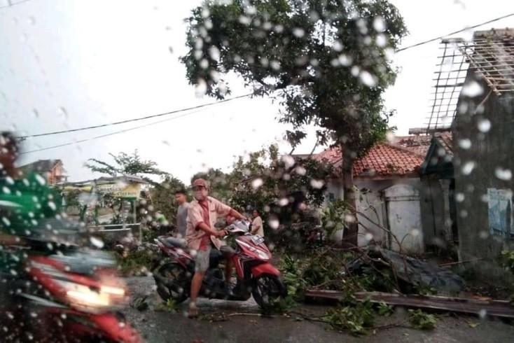 Dampak puting beliung di Cirebon. [Twitter]