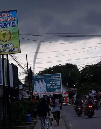 Dampak puting beliung di Cirebon. [Twitter]