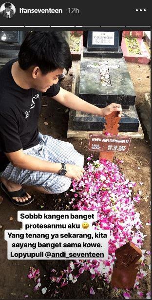 Ifan Seventeen menyambangi makam Bani dan Andi di Yogyakarta. [instagram/ifanseventeen]