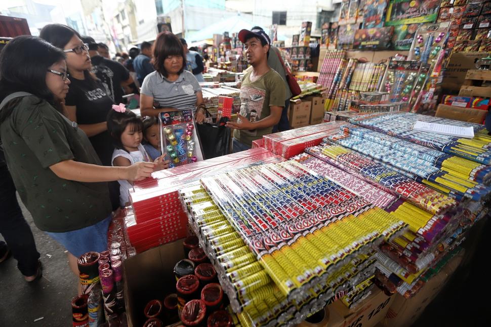 Jelang Pergantian Tahun, Penjual Petasan Diserbu Warga Jelang Pergantian Tahun, Penjual Petasan Diserbu Warga