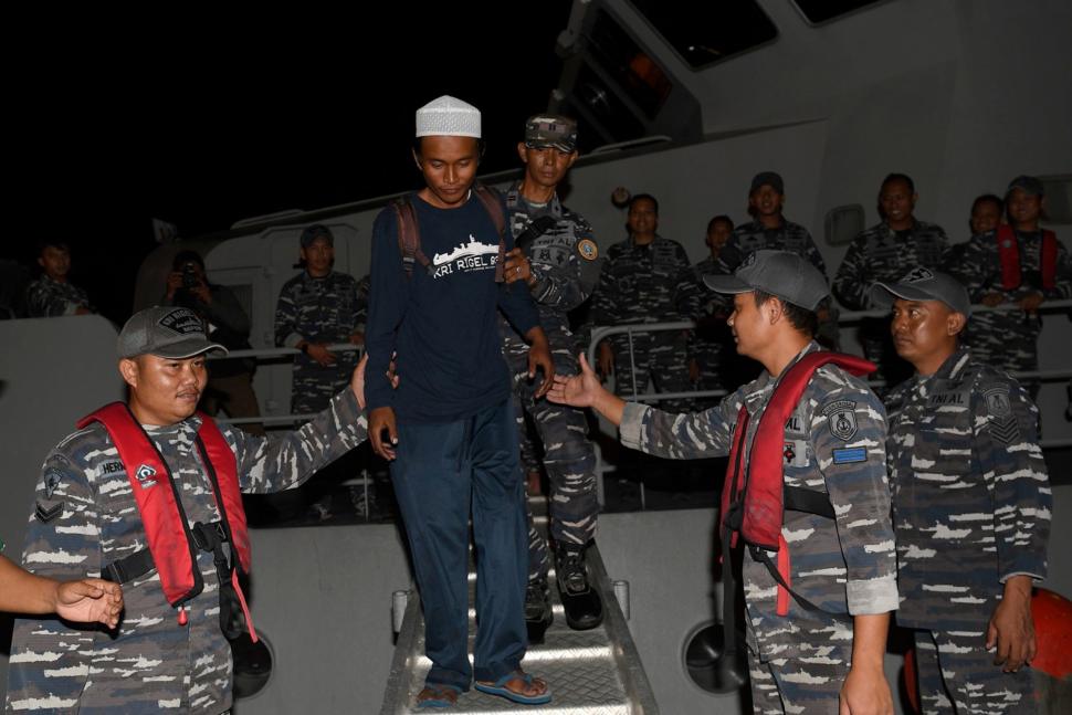 7 Hari Terdampar Akibat Tsunami, Nelayan Ini Diselamatkan TNI AL 7 Hari Terdampar Akibat Tsunami, Nelayan Ini Diselamatkan TNI AL