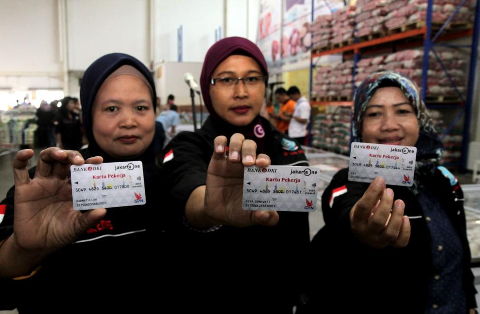 Pemprov DKI Bagikan 1.564 Kartu Pekerja Pemprov DKI Bagikan 1.564 Kartu Pekerja