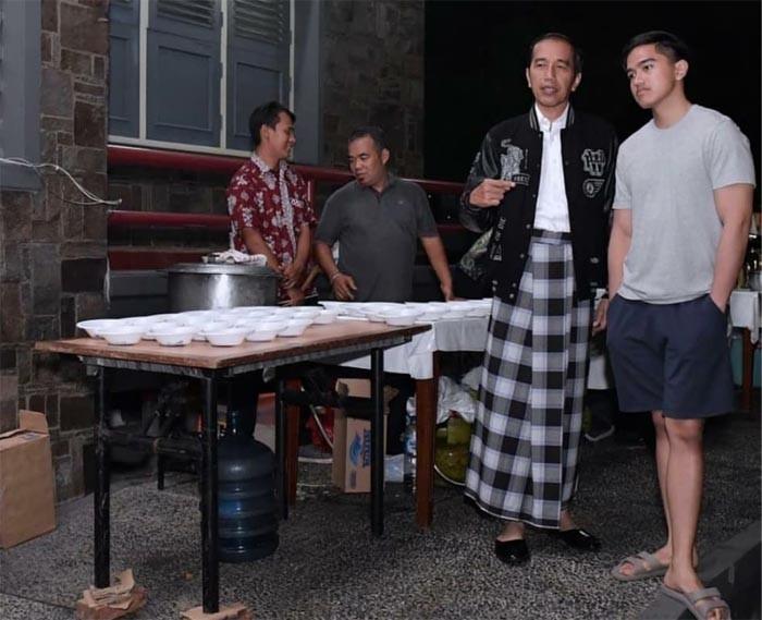 Presiden Joko Widodo mengenakan sarung saat menyambut malam pergantian tahun 2019 di Wisma Bayurini, Istana Kepresidenan Bogor, Senin (31/12/2018). [Biro Setpres]