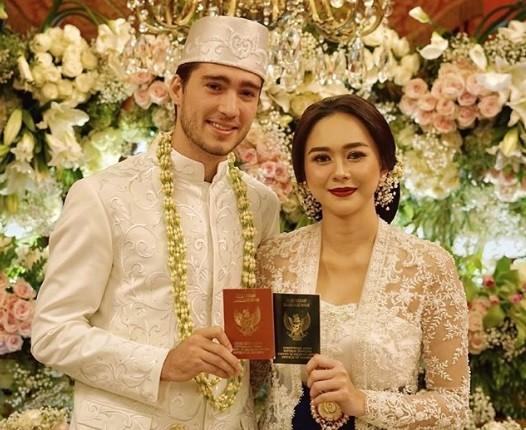 Aura Kasih dan Eryck Amaral pamer buku nikah. [Instagram @aurakasih]