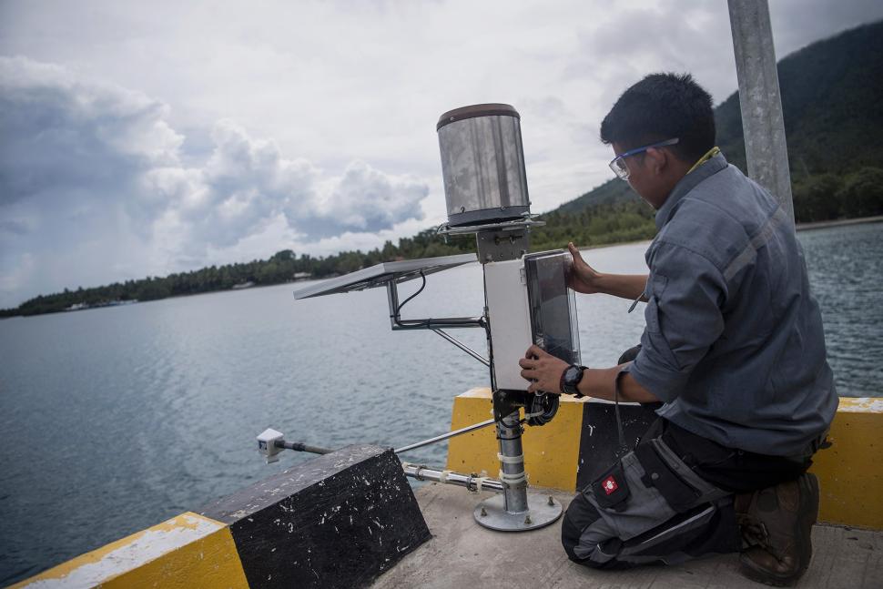 Pemasangan Alat Pengukur Ketinggian Air di Area Gunung Anak Krakatau Pemasangan Alat Pengukur Ketinggian Air di Area Gunung Anak Krakatau
