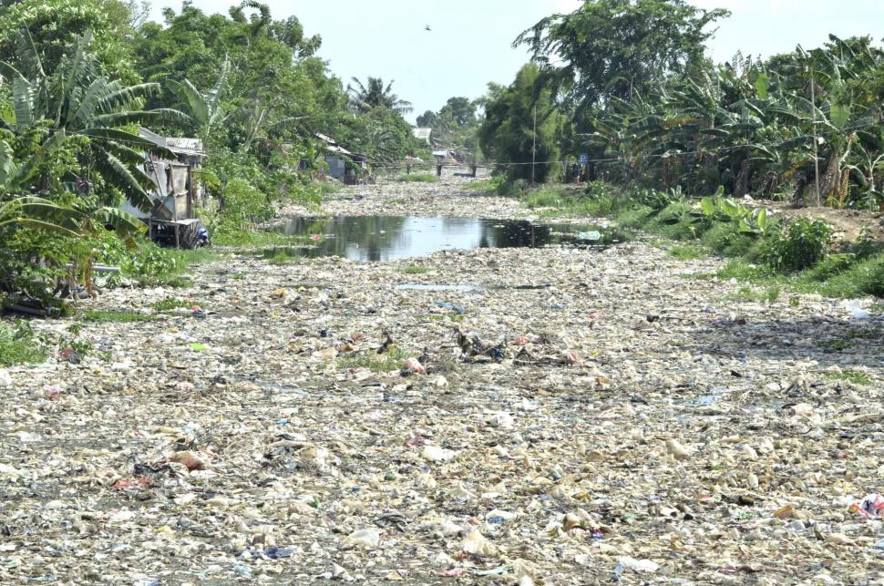 Hamparan Sampah di Kali Pisang Batu Bekasi Hamparan Sampah di Kali Pisang Batu Bekasi