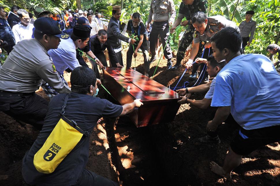 Pemakaman Korban Tsunami Selat Sunda Tak Dikenal Pemakaman Korban Tsunami Selat Sunda Tak Dikenal