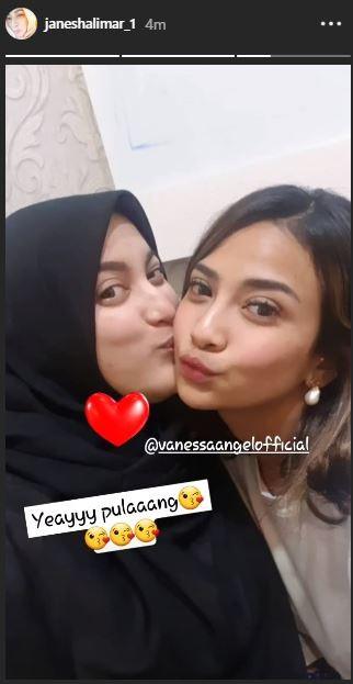 Jane Shalimar menjemput Vanessa Angel di Polda Jawa Timur. [instagram/janeshalimar_1]