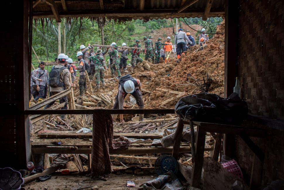 Petugas SAR gabungan bergotong royong memindahkan puing-puing rumah yang terkena longsor di Kampung Garehong, Desa Sirnaresmi, Cisolok, Kabupaten Sukabumi, Jawa Barat, Sabtu (5/1). ANTARA FOTO/Nurul Ramadhan