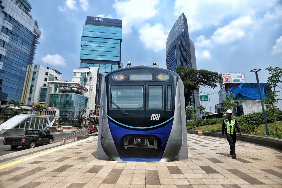 Melihat Mini Informasi Center MRT di Jakarta Melihat Mini Informasi Center MRT di Jakarta