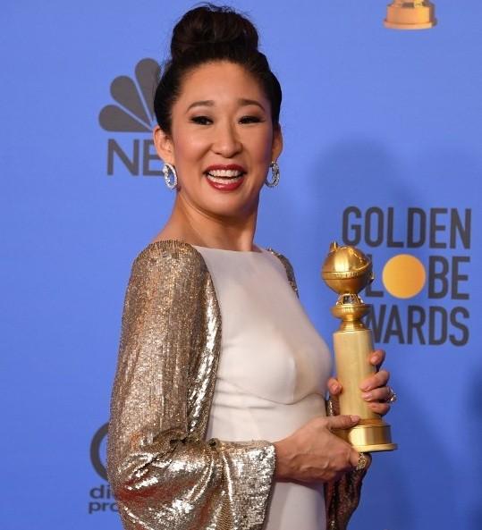 Selain menjadi host, Sandra Oh juga meraih penghargaan Best Performance by an Actress in a Television Series – Drama untuk serial Killing Eve. (Mark Ralston / AFP 