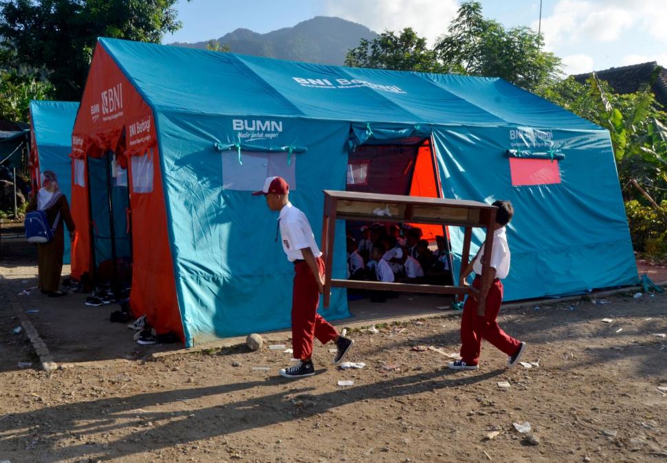 Melihat Hari Pertama Siswa Sekolah Pasca Tsunami di Lampung Melihat Hari Pertama Siswa Sekolah Pasca Tsunami di Lampung