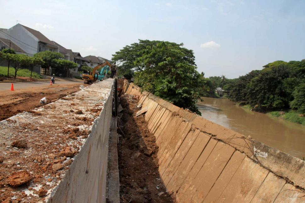 Perbaikan Tanggul Rusak di Sungai Bekasi Perbaikan Tanggul Rusak di Sungai Bekasi