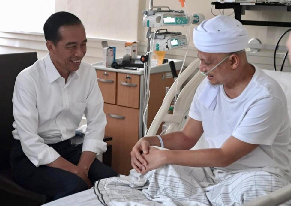 Momen Jokowi Jenguk Ustadz Arifin Ilham Momen Jokowi Jenguk Ustadz Arifin Ilham