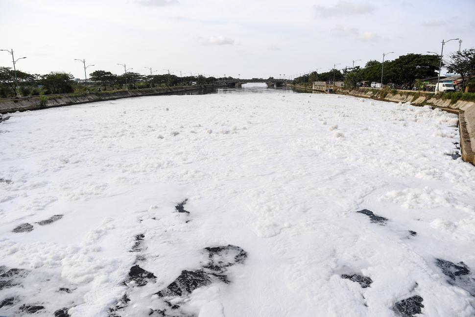 Penampakan Busa di Kanal Banjir Timur Penampakan Busa di Kanal Banjir Timur