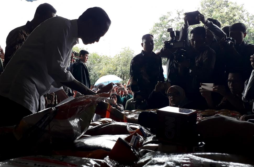Jokowi Sambangi Gudang Bulog Jokowi Sambangi Gudang Bulog