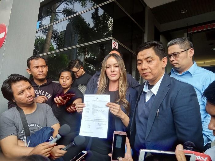 Artis Cathy Sharon resmi membuat laporan di Polda Metro Jaya. (Suara.com/Yosea Arga)