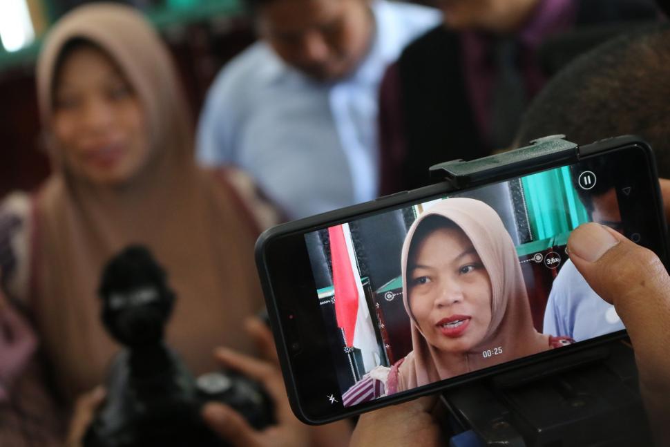 Sidang Perdana PK Baiq Nuril Sidang Perdana PK Baiq Nuril