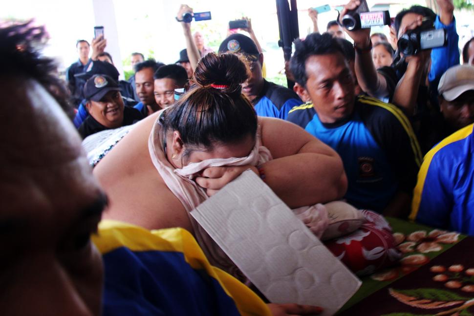 Titi Wati Perempuan Berbobot 350 Kg Dibawa ke Rumah Sakit Titi Wati Perempuan Berbobot 350 Kg Dibawa ke Rumah Sakit