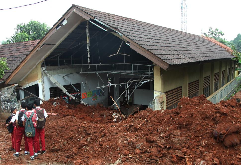 Sekolah Hancur Tertimpa Truk Proyek Tol Sekolah Hancur Tertimpa Truk Proyek Tol