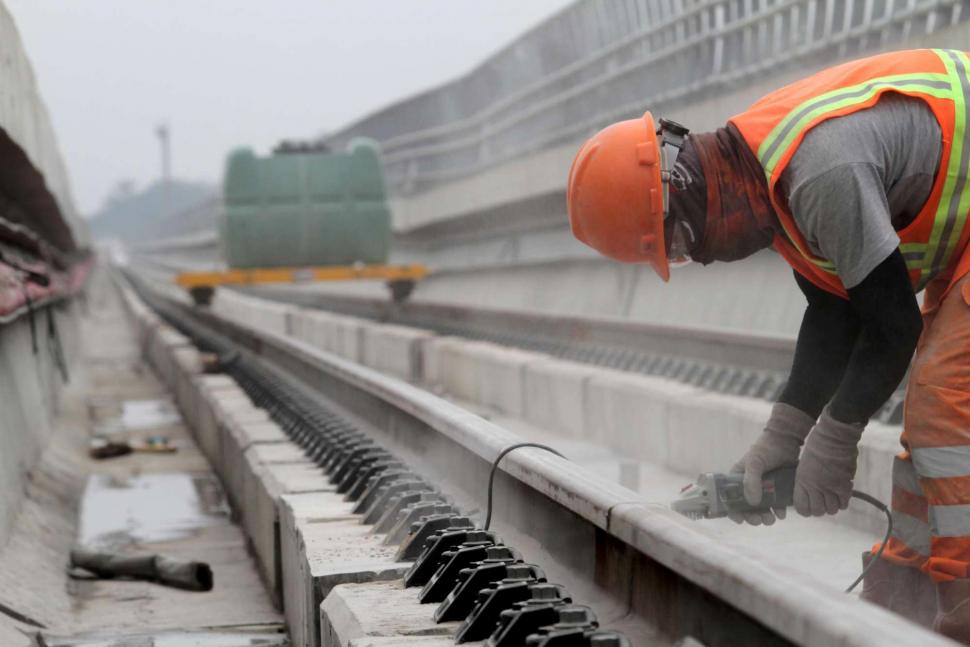 Melihat Pembangunan Stasiun LRT di Taman Mini Melihat Pembangunan Stasiun LRT di Taman Mini