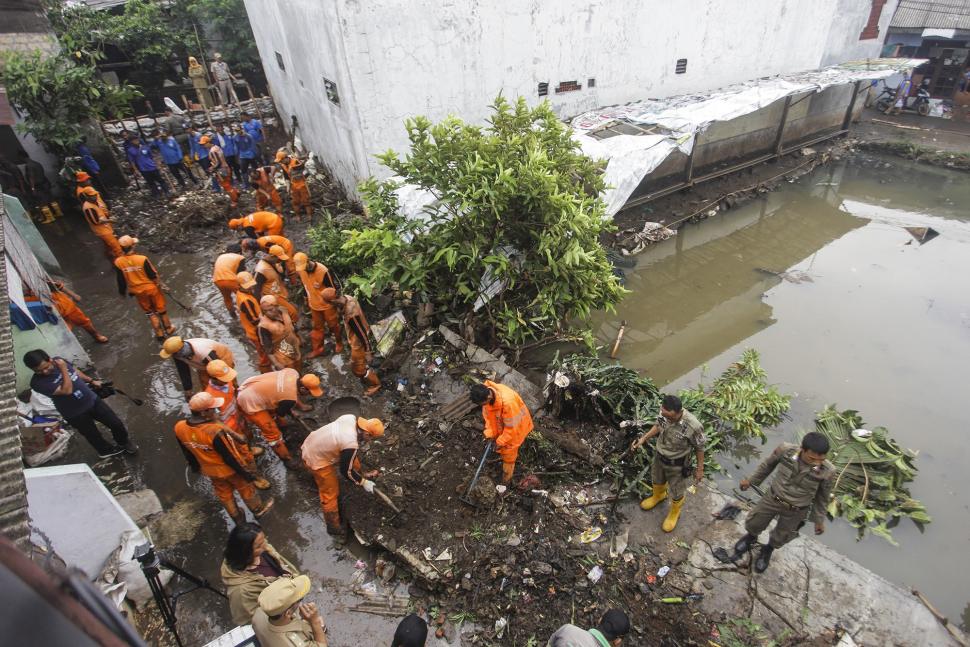 Tanggul Kali Pulo Jebol Tanggul Kali Pulo Jebol