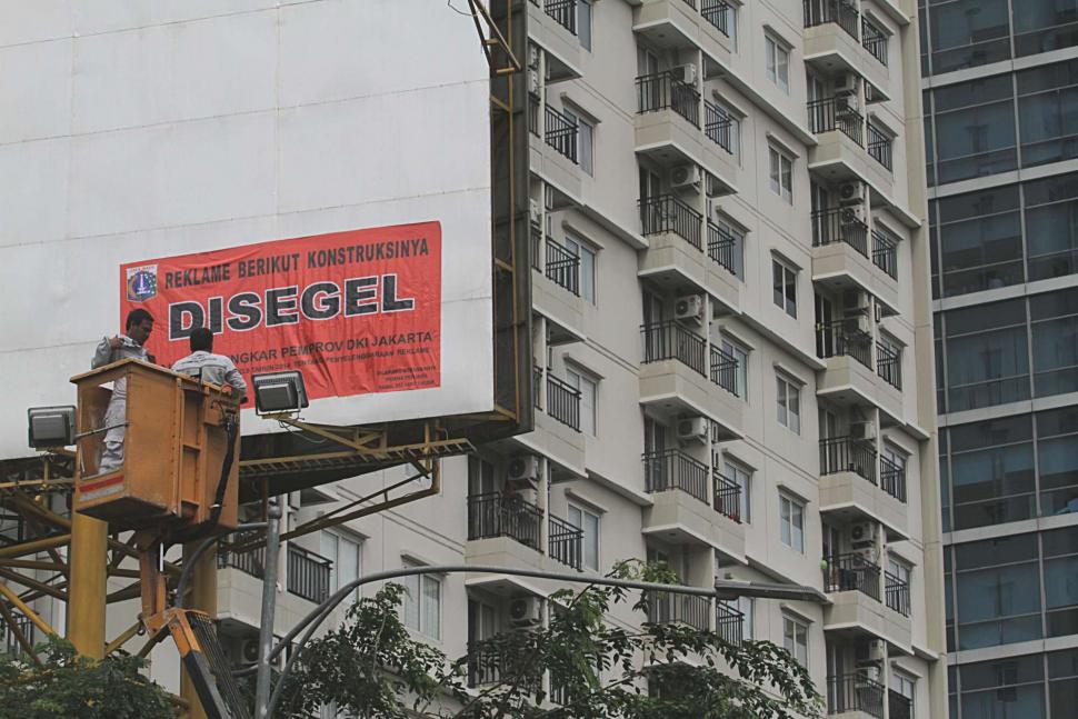 Penyegelan Reklame di Jakarta Penyegelan Reklame di Jakarta