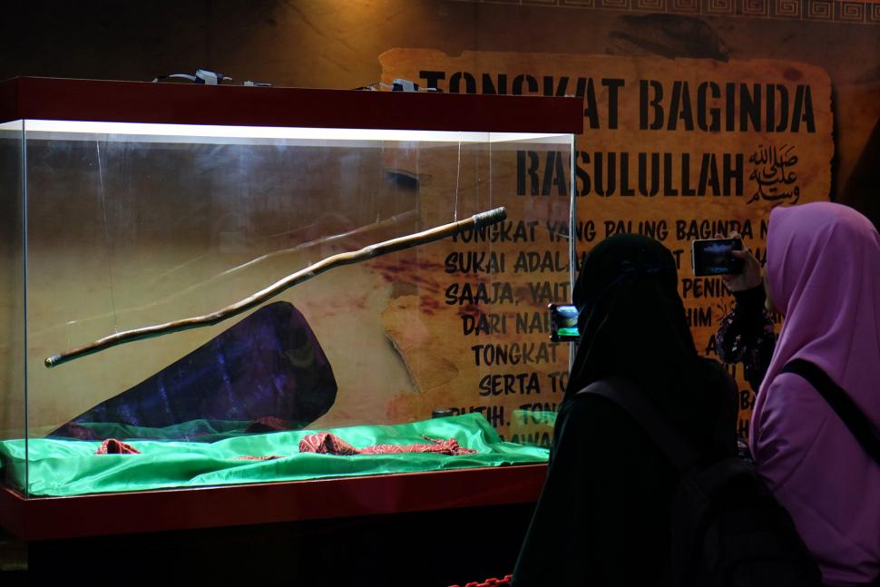 Melihat Benda-benda Peninggalan Rasulullah Melihat Benda-benda Peninggalan Rasulullah