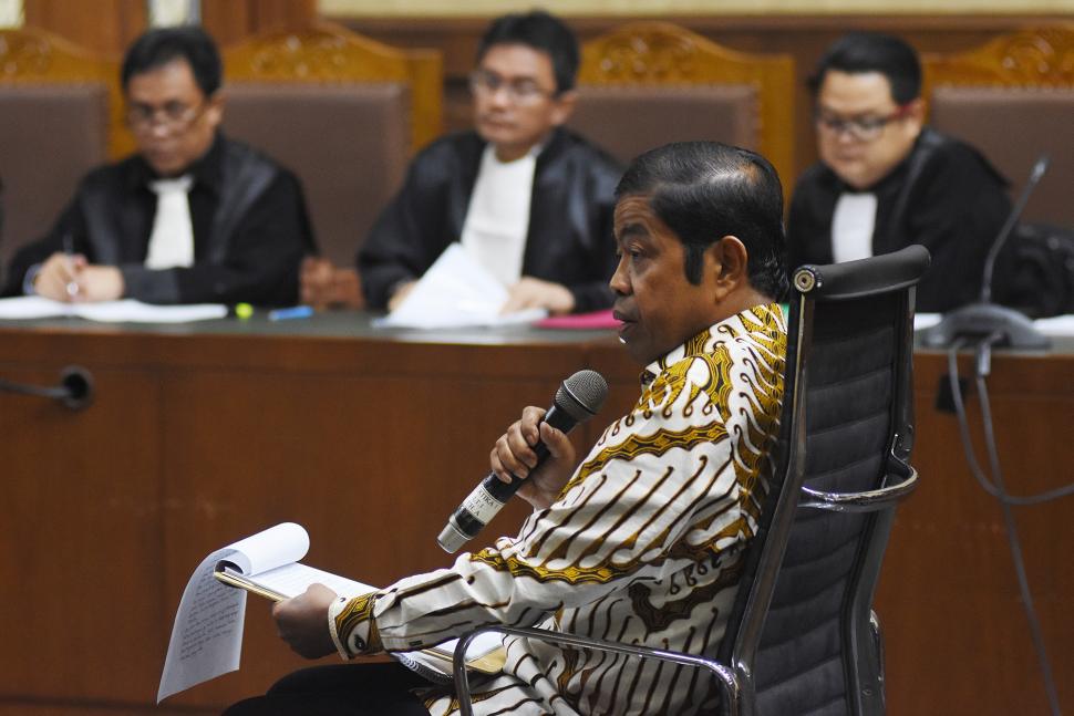 Ekspresi Idrus Marham saat Jalani Sidang Dakwaan Ekspresi Idrus Marham saat Jalani Sidang Dakwaan