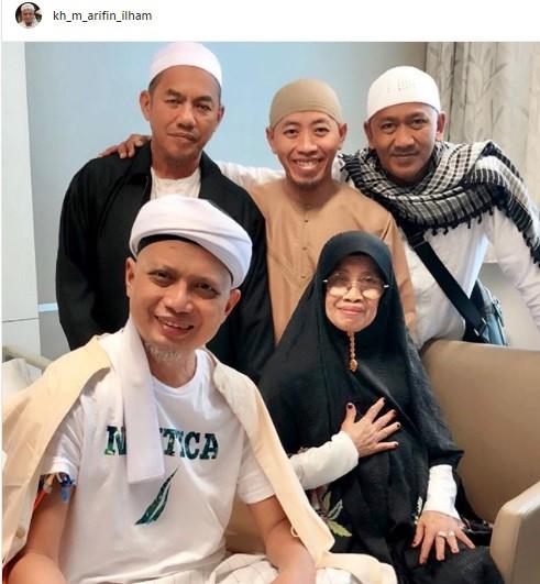 Ustaz Arifin Ilham bersama ibu dan sahabtnya. [Instagram]