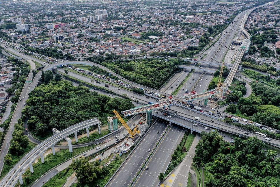Melihat dari Udara Pembangunan LRT Cawang-Cibubur Melihat dari Udara Pembangunan LRT Cawang-Cibubur