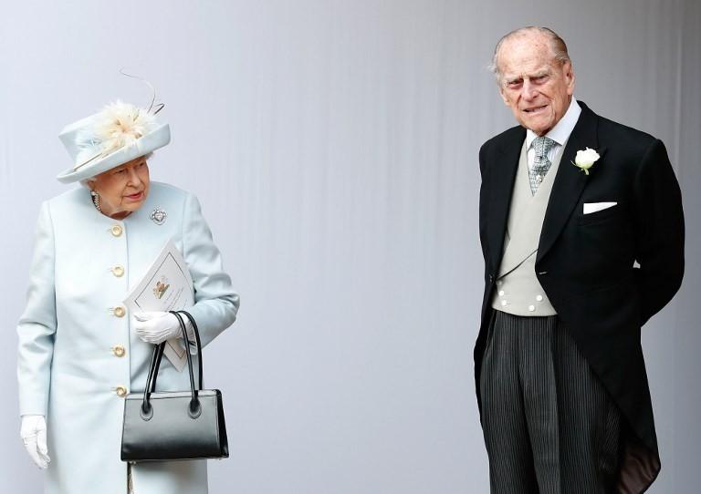 Pangeran Philip dan Ratu Elizabeth dari Inggris berfoto bersama dekat Kapela Windsor pada Oktober 2018. [AFP/Alastair Grant]