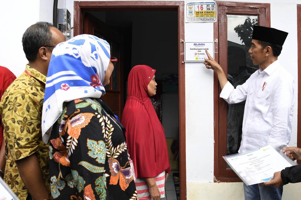 Presiden Jokowi Tinjau Pemasangan Listrik Gratis Presiden Jokowi Tinjau Pemasangan Listrik Gratis